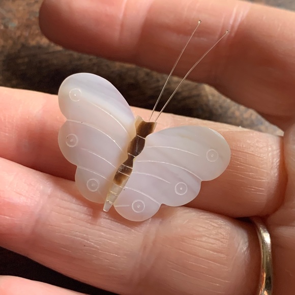 Vintage - Darling Treasure Mother of Pearl (MOP) Shell Butterfly Pin - Perfect - Picture 3 of 10